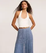 Pollera evasê new midi, confeccionada en encaje, con forro. Diseño con forma de cono, estrecha en la cintura y ligeramente abierta en el largo. El elastano aporta comodidad y capacidad de uso a una gran variedad de prendas, además de ser una fibra resistente.