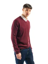 Buzo tejido de punto con cuello en V, de calce regular y mangas largas con puños acanalados.