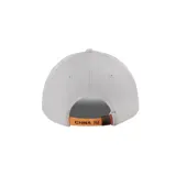 Gorra deportiva negra con visera curva y la palabra "TRAIN" bordada en relieve en el frente.