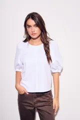 Remera color ladrillo de algodón peinado, de corte ajustado, con cuello redondo y mangas globo 3/4.