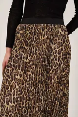 Falda midi plisada con estampado animal print de leopardo, con cintura elástica negra.