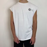 Musculosa blanca de corte oversize con estampado circular en el pecho que incluye caracteres asiáticos.