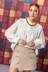 Camisa blanca de broderie con cuello mao y mangas abullonadas.