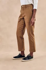 Pantalón cargo color verde oliva, de corte recto, con bolsillos laterales y traseros.