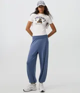 Remera de algodón con elastano, color blanco, de corte ajustado al cuerpo y manga corta. Cuenta con cuello redondo y estampa frontal estilo college con un oso sentado, la inscripción "Columbia", el número 1989 y la frase "Calm and Cute Bears".