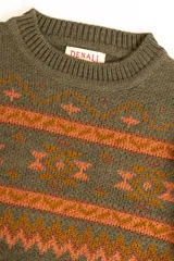 Sweater de lana color verde oliva con cuello redondo y diseño geométrico en tonos naranja.