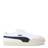 Championes urbanos Puma modelo 9T, con diseño inspirado en el fútbol sala. Presentan una combinación de cuero sintético negro en los laterales y gamuza negra en la puntera, con la icónica franja lateral de Puma en color blanco y suela de goma color caramelo.