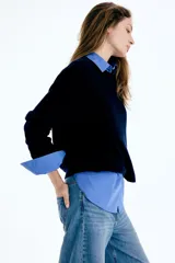 Jean wide leg de tiro alto en denim rígido de lavado claro, con diseño de cinco bolsillos y perneras amplias y holgadas.