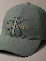 Gorra de béisbol de algodón con visera curva y cierre ajustable en la parte trasera. Presenta el logo de Calvin Klein bordado en el panel frontal.