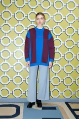 Buzo oversize de cuello redondo, con diseño patchwork en bloques de color azul eléctrico y bordó. Tiene puños y dobladillo acanalados en azul.