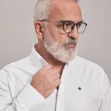 Camisa de vestir celeste a rayas verticales blancas, de corte clásico, con cuello abotonado y manga larga.