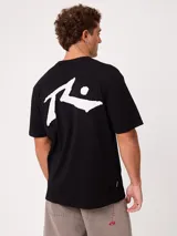 Remera blanca Rusty modelo T-Shirt Kyle S27, de corte holgado, manga corta y cuello redondo. Con gran estampado negro en la espalda correspondiente al logo de la marca.