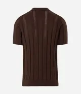 Camisa de punto color marrón con textura acanalada y perforaciones. Presenta cuello polo con cierre de cremallera frontal y mangas cortas.