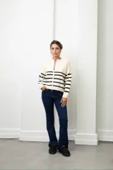 Jean oxford de tiro alto, confeccionado en denim elastizado color azul oscuro, con corte ajustado en la parte superior y botamanga acampanada.