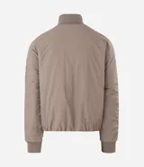 Campera bomber masculina de poliamida, con cuello, puños y ruedo de tejido elástico. Presenta cierre frontal con cremallera, dos bolsillos laterales con solapa y botón, y un pequeño bolsillo con cierre en una de las mangas.