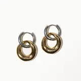 Par de aros colgantes con aro superior plateado y aro inferior dorado.