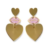 Aros colgantes dorados con forma de corazón, labios rosas y corazón pequeño.