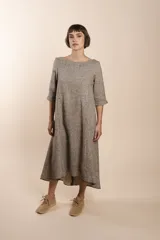 Vestido midi acampanado de lana fina sin teñir, con cuello bote, mangas tres cuartos con tajo y bolsillos laterales. Diseño forrado con vuelo y movimiento.
