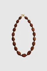 Collar de cuentas ovaladas de resina en tono marrón con efecto marmolado, unidas por pequeñas esferas metálicas y cierre de gancho dorado.
