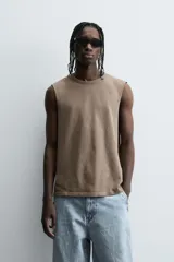 Musculosa gris de corte holgado con cuello redondo y sisa ancha.