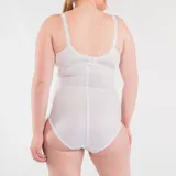 Soutien color piel, sin aro, con copas moldeadas sin costuras y breteles anchos regulables. Confeccionado con tela que contiene fibra LYCRA®.