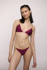 Conjunto de bikini bordó con ribetes rosados y tirantes mostaza. Corpiño de corte triangular y bombacha vedetina de diseño clásico.
