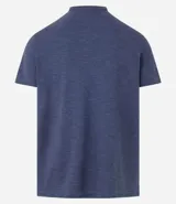 Remera azul de algodón con textura, cuello padre con botones y mangas cortas.