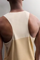 Musculosa deportiva color naranja con cuello redondo, sisas amplias y detalle de logo en el frente.