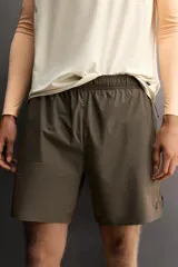 Shorts deportivos de entrenamiento Zara Athleticz, color beige, confeccionados en tejido técnico ligero y elástico con forro interior. Presentan cintura elástica ajustable, bolsillos frontales, bolsillo trasero de seguridad con cierre, aberturas laterales en el bajo y detalle de logo estampado en la pierna.