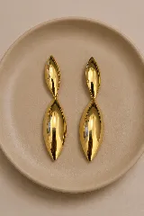 Aros colgantes de diseño minimalista con doble pieza en forma de gota alargada con acabado pulido brillante.