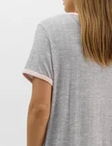Camisón corto de corte recto y textura acanalada, color azul marino con estampado floreado en tonos celestes y blancos. Presenta mangas cortas y escote en V con aplicación de pequeños botones.
