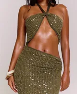 Vestido largo color verde militar con lentejuelas plateadas, escote halter y aberturas laterales en la cintura.