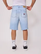 Bermuda de jean celeste con roturas y terminación desflecada.