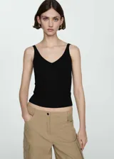 Top de punto fino color negro, con escote en pico y tirantes anchos. Presenta un diseño recto y ajustado al cuerpo.