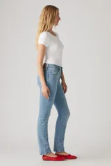 Pantalón de jean celeste de corte recto, tiro alto y calce ajustado.