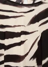 Vestido midi de corte recto con estampado de cebra, cuello redondo y mangas cortas. Confeccionado en tejido elástico con cierre de botón en la parte posterior.