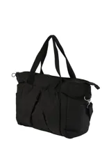 Bolso tipo shopper de nylon color negro, con diseño amplio y liviano. Cuenta con asas reforzadas, cierre superior y bolsillos frontales con frunces y cierre, ofreciendo gran capacidad y organización.