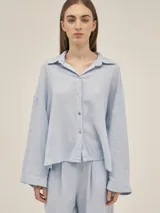 Camisa celeste de lino y viscosa, de manga larga y corte holgado.