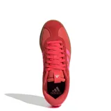 Championes Adidas VL Court 3.0 de estilo urbano, con diseño retro y silueta atemporal. Presentan una combinación de tonos rojos y rosados con las icónicas tres bandas laterales y suela de goma color marrón.