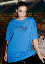 Remerón de corte oversized color azul, con cuello redondo y estampa gráfica circular en el frente.