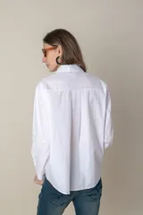 Camisa color crema de manga larga con dos bolsillos frontales con solapa.