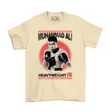 Remera de algodón color beige con estampa frontal de Muhammad Ali en blanco y negro sobre un círculo rojo, acompañada de texto alusivo al boxeador.