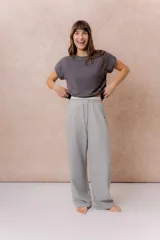 Pantalón de jogging gris melange con calce amplio, pierna recta, cintura elástica con cordón regulable y bolsillos laterales.