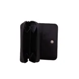 Billetera negra con cierre de cremallera y logo en relieve en la esquina inferior derecha.