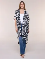 Kimono Do Everything In Love de gasa con estampado animal print en blanco y negro, manga amplia japonesa y terminación de ruedo con borlas.