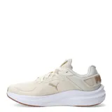 Championes de running Puma Skyrocket Lite 2, color beige con detalles en tono bronce. Presentan una estructura de malla transpirable, entresuela blanca de amortiguación reactiva y suela de goma en color marrón.