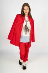 Blazer rojo de corte clásico, con solapas de muesca, cierre frontal con dos botones y bolsillos laterales con solapa.