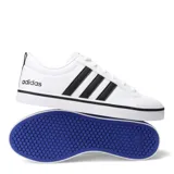 Championes Adidas VS Pace 2.0 de estilo urbano, color blanco con las icónicas tres bandas laterales en negro. Presentan suela de caucho con detalle de línea negra y exterior en cuero sintético.