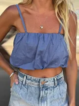 Top corto tipo balloon de color azul, con breteles finos y elástico en el ruedo que genera un efecto abullonado.