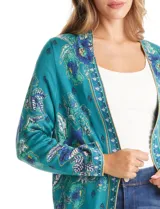 Cardigan abierto de punto, marca Ruby Rd, con diseño estampado de flores y guardas decorativas en los bordes frontales y puños. Presenta mangas largas y una silueta relajada sin botones.